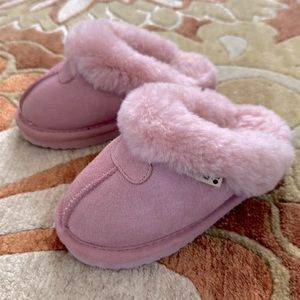 Kid Bear paw slippers (like new)